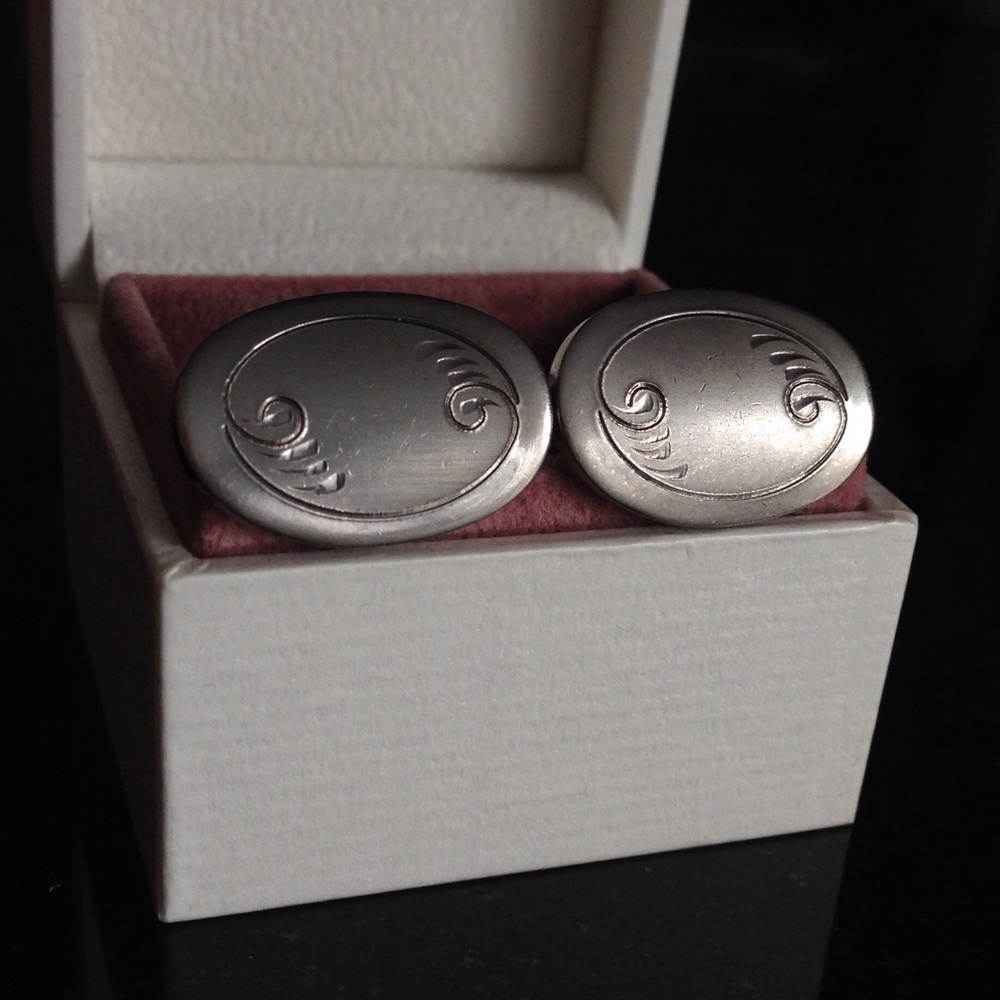 CUFF LINKS. Silver Toned.